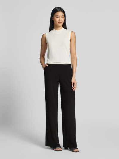 Frauenmodel trägt schwarze Wide Leg Hose mit Tunnelzug Modell 'Chrisy' von MAC, Damen Weite Hose von MAC, Ganzkörperansicht von vorne.