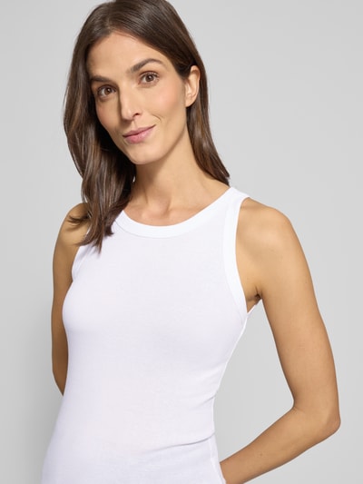 Frauenmodel trägt Shaped Fit Tanktop aus Ripp-Jersey mit Rundhalsausschnitt von Marc O'Polo, Optik: Unifarben, reine Baumwolle, Nahaufnahme Oberkörper.
