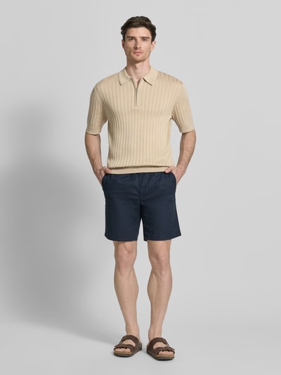 Männermodel trägt Slim Fit Poloshirt mit Reißverschluss von Matinique aus Reiner Baumwolle, Strickshirt in Ripp-Optik, Polokragen, Ganzkörperansicht von vorne.