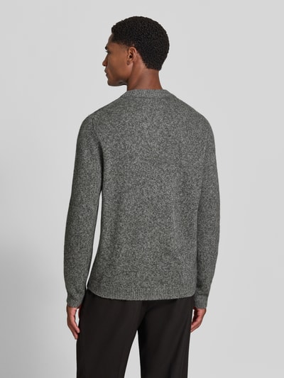 Männermodel trägt Wollpullover aus reiner Wolle Modell 'Harlow' van Tiger of Sweden in mix van wol en jak, recht model, ronde hals, ribboorden, ruglengte maat M 63 cm, mouwlengte maat M 67 cm, grijs met fijne textuur, Ganzkörperansicht Rückansicht.