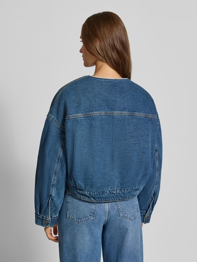 Vrouwenmodel draagt Relaxed Fit jeansjack van katoen, Relaxed Fit Jeansjacke aus reiner Baumwolle van Levi's® 300, volledige achteraanzicht