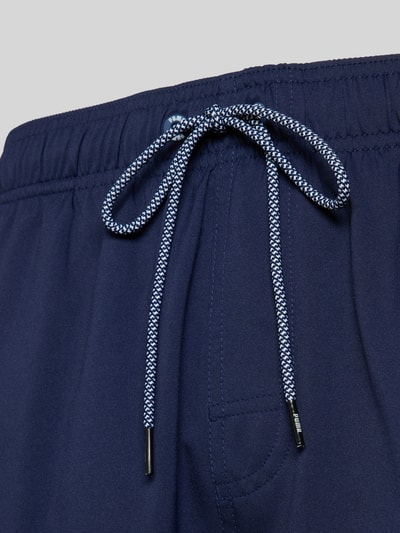 Produktfoto, Badeshorts mit Seitentaschen und Reißverschlusstasche hinten von PUMA in Dunkelblau, elastischer Bund mit Zugband, Regular Fit, glatte Textur
