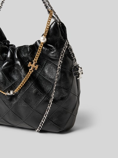Produktfoto, Shoulder Bag in Leder-Optik von Tory Burch, schwarze Damen Bag mit Strukturmuster, Zierkette, Ketten-Optik, offenes Hauptfach, Größe 1: Breite 19 cm, Länge 21 cm, Tiefe 7 cm.