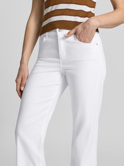 Frauenmodel trägt Bootcut Hose mit Eingrifftaschen Modell 'Lara' von Angels, weiß, Baumwoll-Mix mit Stretch, Nahaufnahme Oberkörper.