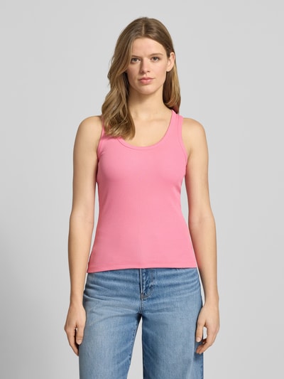 Frauenmodel trägt Tanktop in Ripp-Optik Modell 'FRIDA' von JJXX in Rosa, Baumwoll-Elasthan-Mix, Slim Fit, Ganzkörperansicht von vorne.