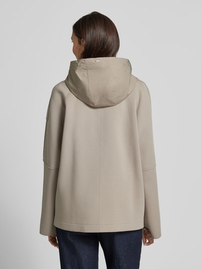 Młodzieżowe modelka nosi kurtkę Jacke im 2-in-1-Look od WHITE LABEL w kolorze beżowym, mieszanka bawełny z dodatkiem streczu, krój regular fit, efekt 2 w 1, kaptur, kołnierz z połami, listwa guzikowa, wpuszczane kieszenie, długość tyłu w rozmiarze 36: 67 cm, zdjęcie całej sylwetki z tyłu.
