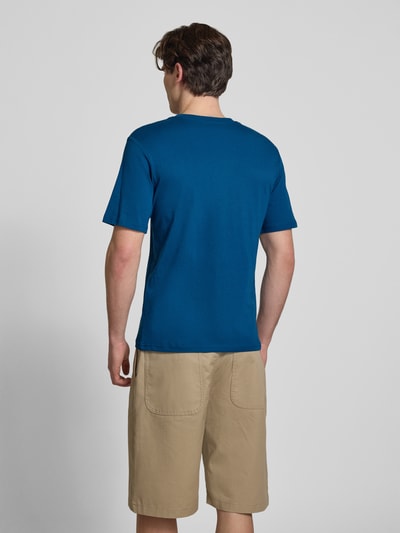 Männermodel trägt T-Shirt mit Logo und Rundhalsausschnitt von Jack & Jones in Blau, Reine Baumwolle, Regular-Fit, Rückenlänge 68 cm, Ganzkörperansicht Rückansicht.