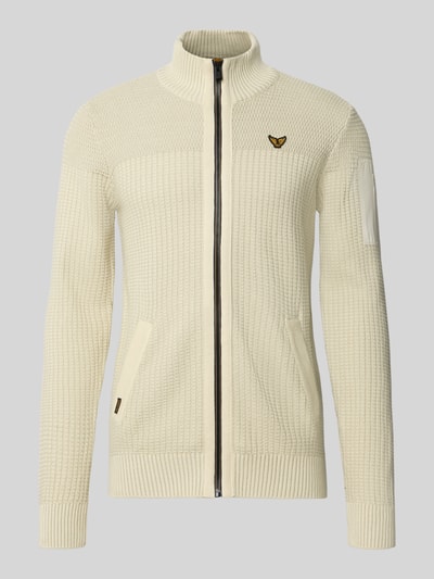 Produktfoto, Regular Fit Strickjacke aus reiner Baumwolle mit Label-Stitching von PME Legend in Creme mit Stehkragen, Taschen und elastischen Abschlüssen, strukturierte Oberfläche, Rückenlänge und Ärmellänge bei Größe M jeweils 67 cm.