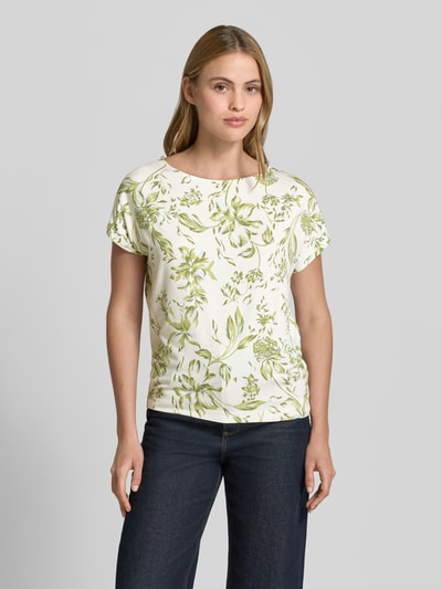 Frauenmodel trägt Relaxed Fit T-Shirt aus weichem Viskose-Mix von s.Oliver RED LABEL, Optik:Allover-Muster, Passform: Relaxed-Fit, florales-Allover-Muster in Grün auf Weiß, U-Boot-Ausschnitt, Kurzarm, Viskose-Mix, Ganzkörperansicht von vorne.