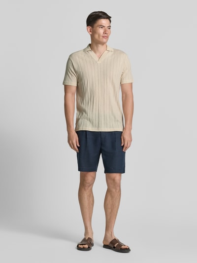 Männermodel trägt Regular Fit Poloshirt aus Baumwoll-Mix Modell 'TRAVIS' von SELECTED HOMME in Optik: Unifarben mit Struktur, Polokragen, V-Ausschnitt, kurze Knopfleiste, Kurzarm, Materialverarbeitung: Jacquard, Ganzkörperansicht von vorne.