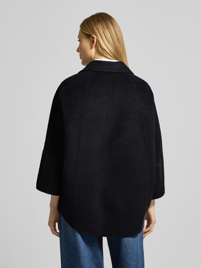 Frauenmodel trägt Relaxed Fit Jacke aus Woll-Mix mit Umlegekragen von Fuchs Schmitt, czarny, rękaw o dł. 3/4, nakładane kieszenie, listwa guzikowa, długość tyłu w rozmiarze 36: 73 cm, szerokość ramion w rozmiarze 36: 42 cm, szerokość klatki piersiowej w rozmiarze 36: 56 cm, długość rękawów w rozmiarze 36: 40 cm, widok całej sylwetki z tyłu