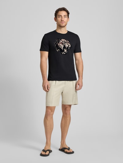 Männermodel trägt Regular Fit T-Shirt mit Motiv-Print von Antony Morato, schwarze Farbe, Baumwoll-Mix, Rundhalsausschnitt, Herren T-Shirt, Rückenlänge 64 cm bei Größe M, Ganzkörperansicht von vorne.
