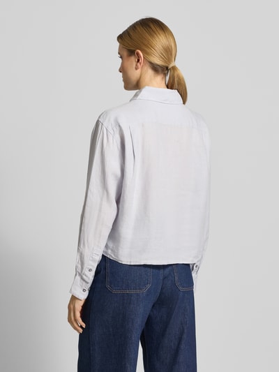 Frauenmodel trägt Relaxed Fit Hemdbluse aus reinem Leinen von Marc O'Polo, Optik: Unifarben, Ganzkörperansicht Rückansicht.