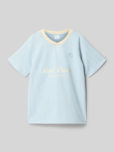 Produktfoto, Regular Fit T-Shirt mit Logo-Stitching von KARL KANI, hellblau mit gelbem V-Ausschnitt, Statement-Print, Rückenlänge 56 cm bei Größe 134, strukturierte Oberfläche, Kinder T-Shirt
