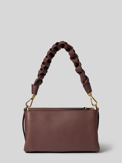 Produktfoto, Shoulder Bag mit Logo-Print Modell 'Grana' von Coccinelle, geteiltes Hauptfach, abnehmbare Schulterriemen, braune Leder-Optik, goldene Details, rechteckige Form, strukturierte Oberfläche, Größe 28x17x10 cm, Länge Schulterriemen 130 cm.