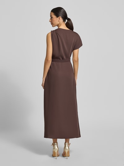 Frauenmodel trägt Midikleid mit Gürtel Modell 'Kylee Draped' von Forever New in Braun, glatte Struktur, Gerader-Schnitt, One-Shoulder-Look, Ganzkörperansicht Rückansicht, Damen Midikleid, Rückenlänge bei Größe 36: 39 cm, Brustweite bei Größe 36: 41 cm.