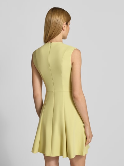 Frauenmodel trägt Figurumschmeichelndes Freizeitkleid mit Brosche aus Metall Modell 'KILANDI' von HUGO, Optik: Unifarben, Passform: Figurumspielend, Länge: Knielang, Ausschnitt: Rundhals, Applikation: Brosche, Verschluss: Nahtreißverschluss, Ärmelform: Ohne, feine Struktur, Ganzkörperansicht Rückansicht.