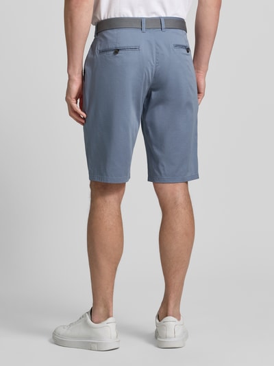 Männermodel trägt Bermudas aus Light Baumwolle mit Gürtel von Christian Berg Men in Blau mit Eingriff- und Gesäßtaschen, Ganzkörperansicht Rückansicht.
