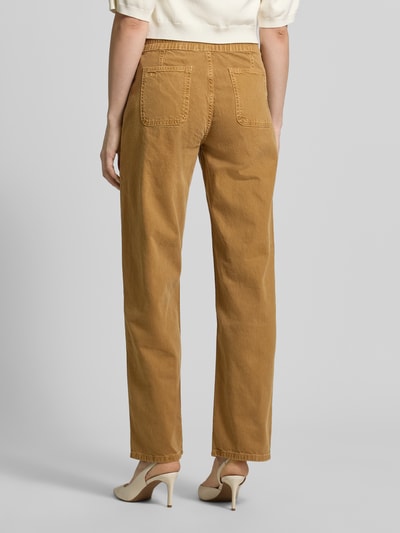 Vrouwenmodel draagt Wide Leg Jeans met elastische tailleband model 'FIMA' van Bash, katoenmix met linnen, uitlopende fit, steekzakken, knoop- en ritssluiting, koord in taille, kleur bruin, detailopname achterkant.