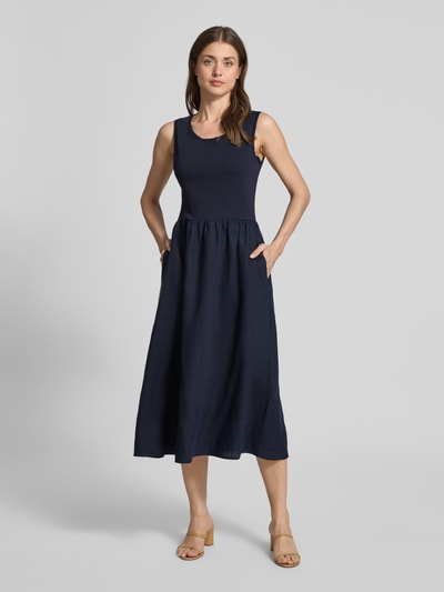 Frauenmodel trägt Midikleid mit Rundhalsausschnitt von Oui in Dunkelblau, aus Leinen, A-Linie, Eingrifftaschen, Ganzkörperansicht von vorne.