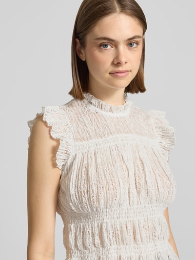 Frauenmodel trägt Slim Fit Blusentop mit Rüschenkragen Modell 'SHAILA' von Only, Optik: Unifarben, Häkel-Details, Nahaufnahme Oberkörper.