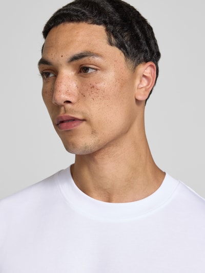 Männermodel trägt Herren T-Shirt mit Rundhalsausschnitt Modell 'BARRON' von Jack & Jones aus Baumwoll-Mix mit Stretch-Anteil, Nahaufnahme Oberkörper.