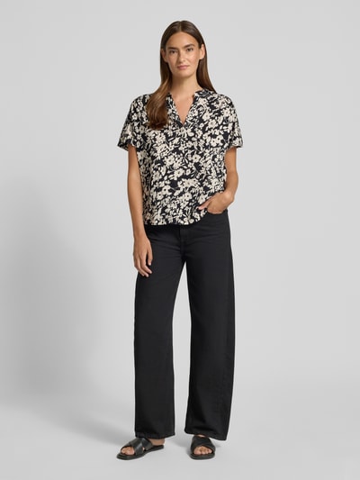Frauenmodel trägt Regular-Fit T-Shirt aus reiner Baumwolle von Marc O'Polo, florales Muster in Schwarz und Creme, Damen T-Shirt, Ganzkörperansicht von vorne.