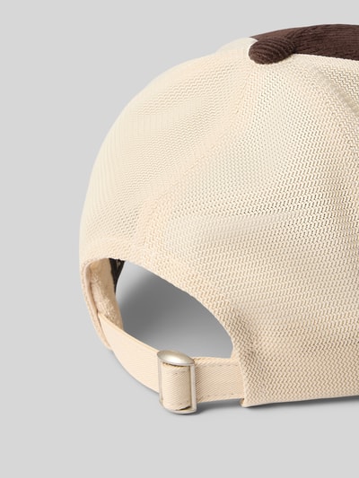 Produktfoto, Trucker Cap aus Baumwoll-Mix Modell 'CASQUETTE' von Von Dutch, Ripp-Optik, Mesh-Rückseite, verstellbarer Riegel, beige-braune Farbkombination.
