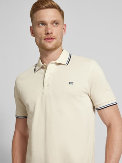 Christian Berg Men Poloshirt mit Label-Detail Ecru 3