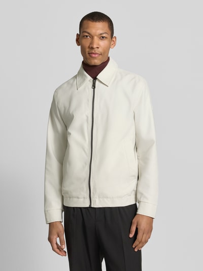 Męski model nosi Regular Fit Blouson mit Umlegekragen Modell 'LIGHT 2.0' od Strellson, jednolity, zamek, długi rękaw, napoleońska kieszeń, gumowe zakończenia, krój regular fit, przód, ujęcie całej sylwetki.