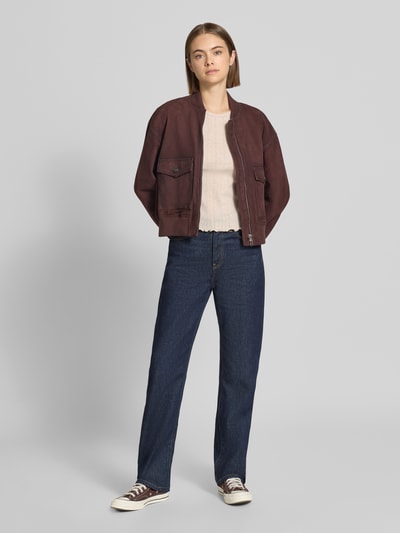 Frauenmodel trägt Slim Fit T-Shirt aus Baumwoll-Mix Modell 'TENNA' von ONLY, cremefarben, glatte Textur, Ganzkörperansicht von vorne, Damen T-Shirt von ONLY.