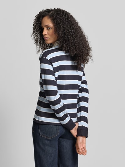 Frauenmodel trägt Longsleeve mit Label-Stitching von Jake*s Casual aus Reine Baumwolle, Regular-Fit, Polokragen, Rückenlänge 23 cm, Ganzkörperansicht Rückansicht.