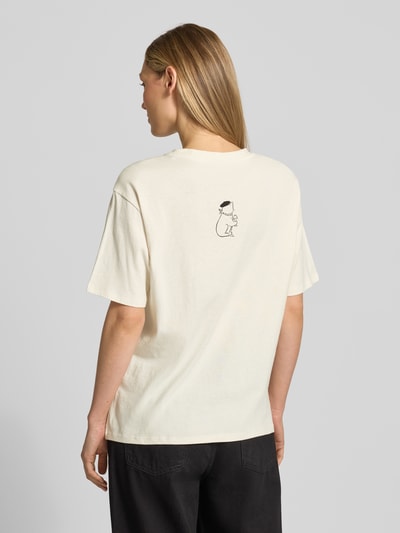 Kobiece model prezentuje t-shirt z bawełny ekologicznej o prostym kroju, okrągły dekolt, nadruk z motywem, długość tyłu w rozmiarze S: 62 cm, T-Shirt mit Rundhalsausschnitt und Motiv-Print od Jake*s Casual, widok całej sylwetki od tyłu
