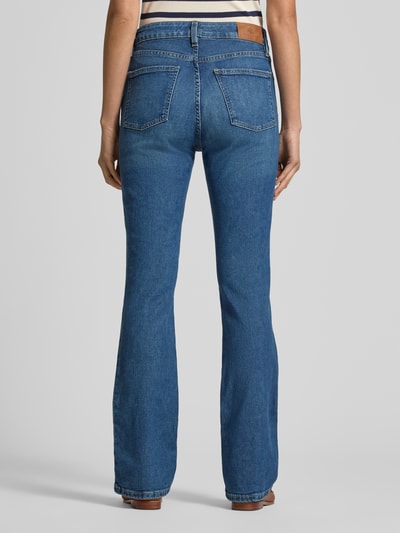 Frauenmodel trägt Bootcut Jeans mit 5-Pocket-Design von Lauren Ralph Lauren aus Baumwoll-Elasthan-Mix in Blau, Ganzkörperansicht Rückansicht.