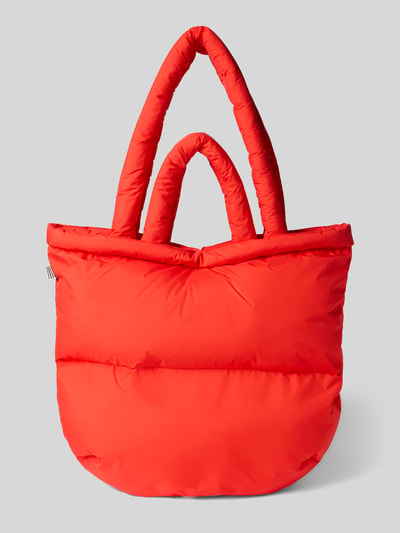 Produktfoto, Handtasche mit Label-Detail und Steppnähten von MADS NØRGAARD in leuchtendem Rot, mit Tragehenkel, Schulterriemen, Maße: Breite 42 cm, Länge 32 cm, Tiefe 15 cm, Länge Schulterriemen 66 cm, glatte stoffartige Textur.