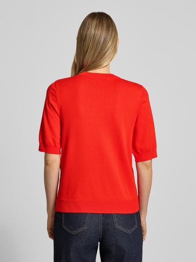 Frauenmodel trägt Strickshirt aus Viskose-Mix mit Rundhalsausschnitt Modell 'LENA' von YAS in Rot, Gerippte-Abschlüsse, Körpernaher-Schnitt, 1/2-Arm, Rückenlänge 54 cm, Ärmellänge 29 cm, Ganzkörperansicht Rückansicht.