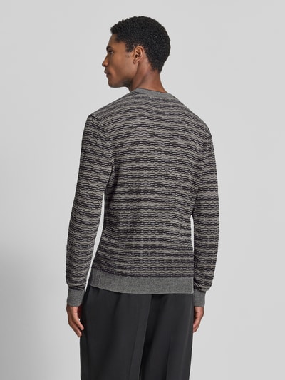 Männermodel trägt Strickpullover mit Lanawolle von Emporio Armani, grau-schwarz, Kontrastsaum, Lanawoll-Mix, Ganzkörperansicht Rückansicht.