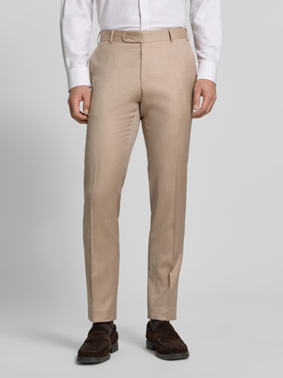 Männermodel trägt Anzughose aus Schurwolle mit Bügelfalten von Wilvorst, Slim-Fit, Reine Schurwolle, beige Anzug-Stoff:, Gesäßtaschen, Bundweite 44 cm, Innenbeinlänge 85 cm, Ganzkörperansicht von vorne.