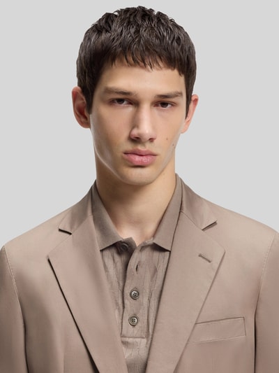 Mannelijk model draagt Slim Fit Sakko aus Baumwoll-Mix Modell 'HANFRED262X' van HUGO in effen kleuren, webware textuur, nahaufnahme bovenlichaam.