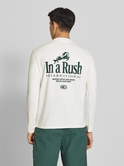 Männermodel trägt Longsleeve mit rückseitigem Print Modell 'Horse Racer' von PROHIBITED in Weiß und Grün, Regular Fit, Ganzkörperansicht Rückansicht.