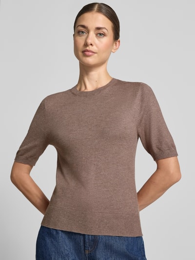 Frauenmodel trägt Regular Fit Pullover aus Viskose-Mix von s.Oliver RED LABEL in Braun, glatte Struktur, Nahaufnahme Oberkörper.