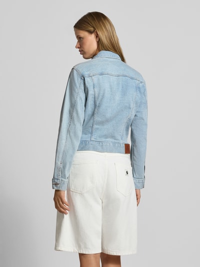 Młodzieżowy modelka nosi Relaxed Fit Jeansjacke aus reiner Baumwolle von Calvin Klein Jeans, jasnoniebieska kurtka jeansowa, widok całej sylwetki od tyłu