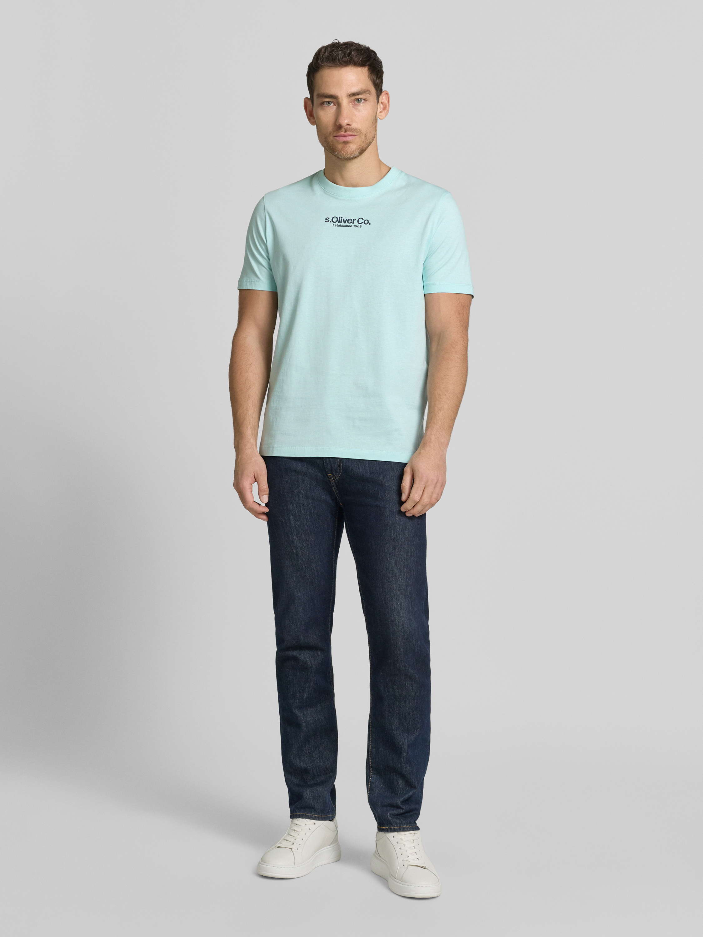 Männermodel trägt Regular Fit T-shirt aus pure katoen van s.Oliver RED LABEL, look: effen kleuren, labelprint, ronde hals, korte mouw, Ganzkörperansicht von vorne.
