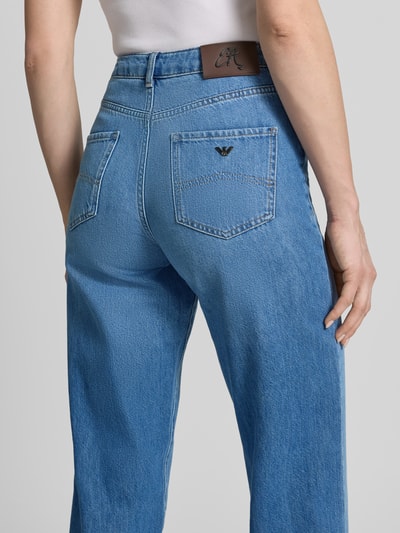 Frauenmodel trägt Wide Leg Jeans mit Eingrifftaschen von Emporio Armani im Used-Look aus Baumwoll-Lyocell-Mix, Nahaufnahme Rückansicht.