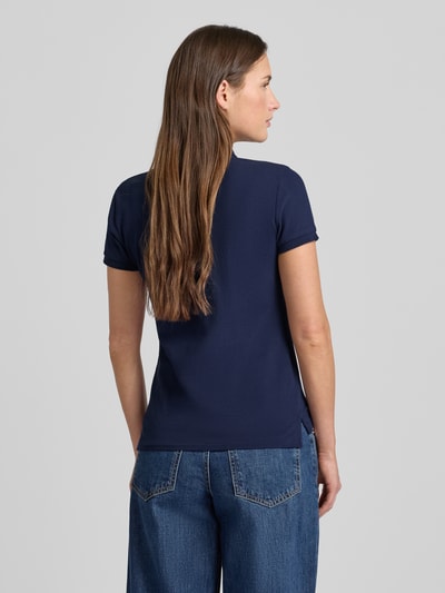 Kobiece model nosi Slim Fit Koszulka polo z wyhaftowanym logo Model 'JULIE' od Polo Ralph Lauren, mieszanka bawełny i elastanu, jednokolorowy design, kołnierzyk polo, krótka listwa guzikowa, prążkowane zakończenia rękawów, długość tyłu 65 cm dla rozmiaru S, widok całej sylwetki z tyłu.