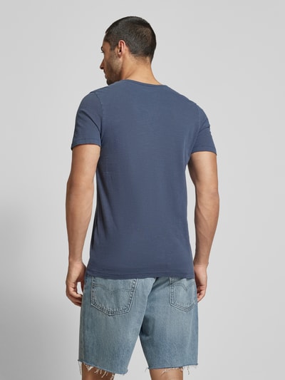 Jack & Jones T-shirt z dekoltem w serek model ‘SPLIT’ Ciemnoniebieski 5