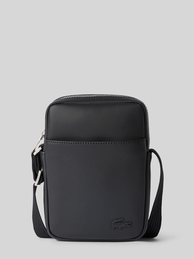 Produktfoto, schwarze Umhängetasche mit Logo-Print 'Classic Vertical Camera B' von Lacoste, strukturierte Oberfläche, Herren Umhängetasche