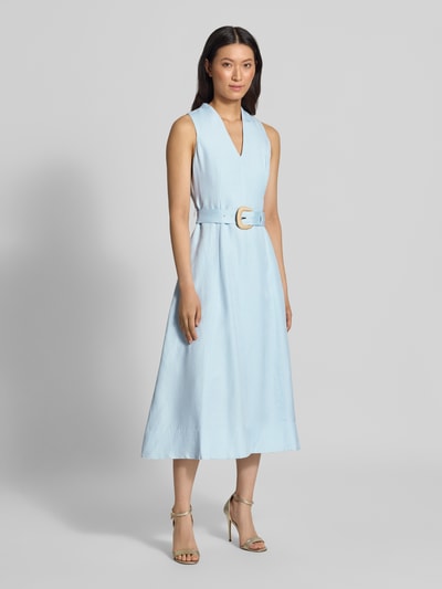 Vrouwenmodel draagt cocktailjurk uit mix van linnen en viscose, getailleerde pasvorm, v-hals, mouwloos design, tailleriem met doornsluiting, midilengte, naadritssluiting achter, ruglengte maat 36: 128 cm, borstwijdte maat 36: 43 cm, Model 'Vanessa' van Forever New, geheel lichaamsaanzicht van voren.