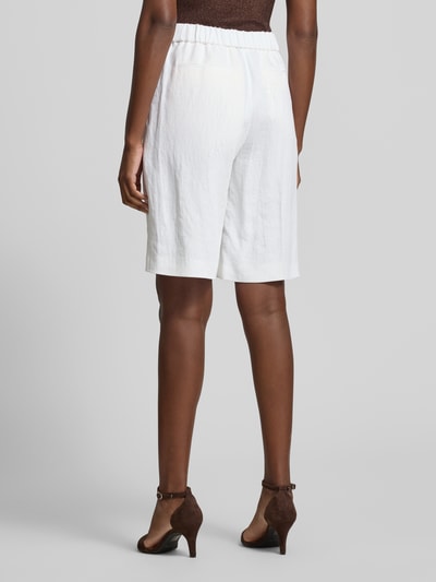 Frauenmodel trägt Regular Fit Bermudas aus Leinen-Viskose-Mix Modell 'TIANALA' von BOSS in Melange-Optik mit Twill-Struktur, Ganzkörperansicht Rückansicht.
