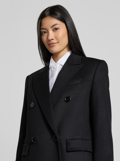 Frauenmodel trägt Regular Fit Mantel aus reiner Schurwolle Modell 'MSTEFFIGE' von Max Mara Studio in Schwarz, Nahaufnahme Oberkörper.